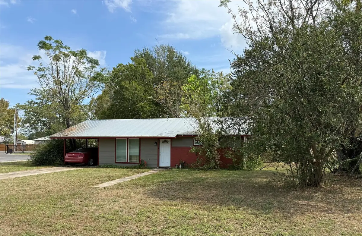 301 Lynch St, Smithville, TX 78957 - #1