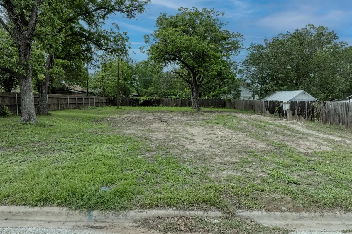 809 E Fannin St, Luling, TX 78648 - #1