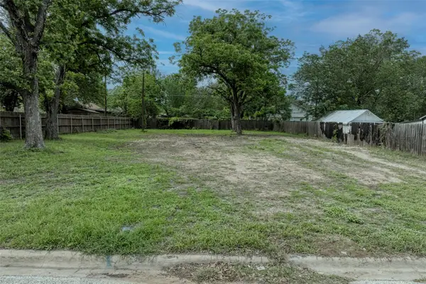 809 E Fannin St, Luling, TX 78648