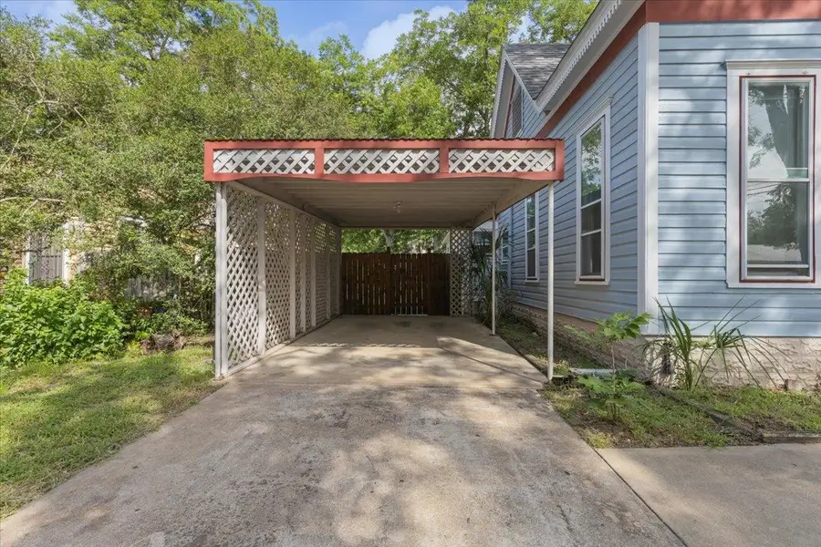 207 Hudgins St, Smithville, TX 78957 - #2