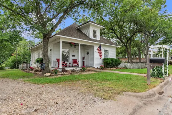 262 W Richmond St, Giddings, TX 78942