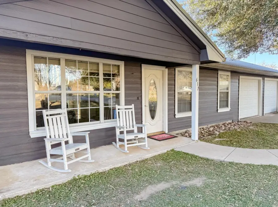 617 Caldwell St, Lexington, TX 78947 - Image #2