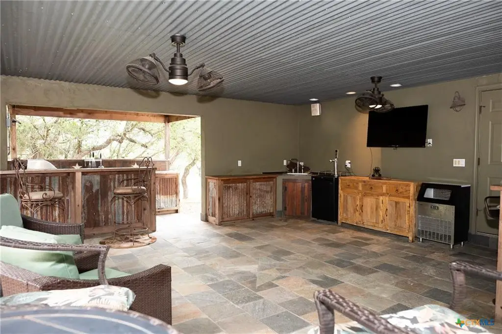 211 Cambridge Dr, New Braunfels, TX 78132 - #1