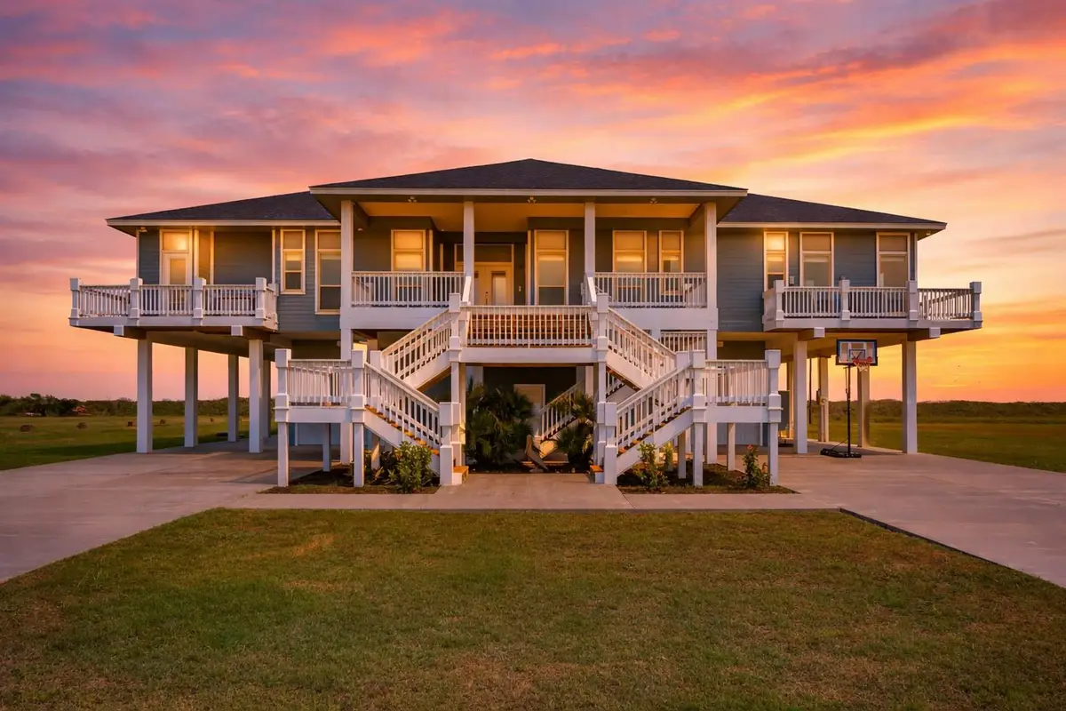 672 Villa Dr, Crystal Beach, TX 77650 - #1