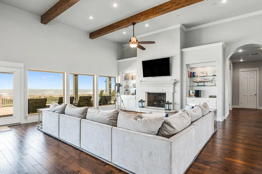 672 Villa Dr, Crystal Beach, TX 77650 - #2