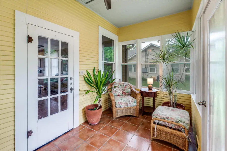 520 S Pecan Ave, Luling, TX 78648 - #2