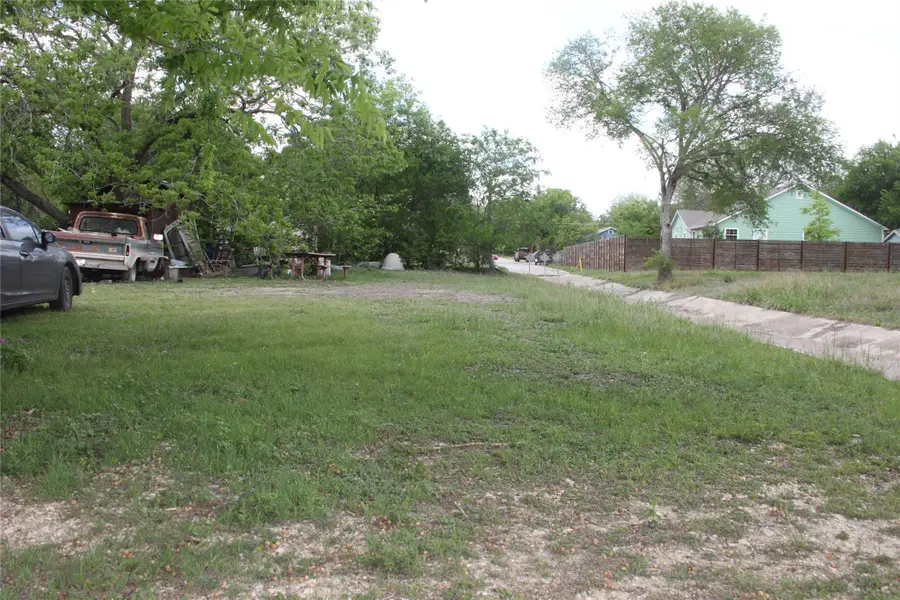 801 Tank St, Lockhart, TX 78644 - #2