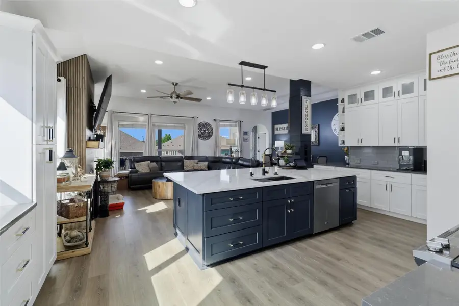 305 Lightcliff St, Hutto, TX 78634 - #2