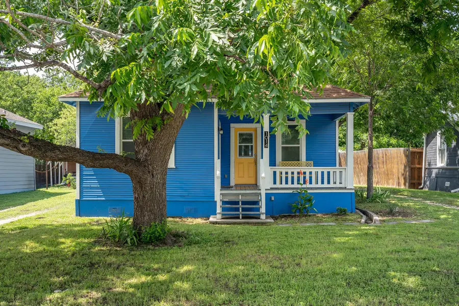 1014 W 6th St, Taylor, TX 76574 - #2