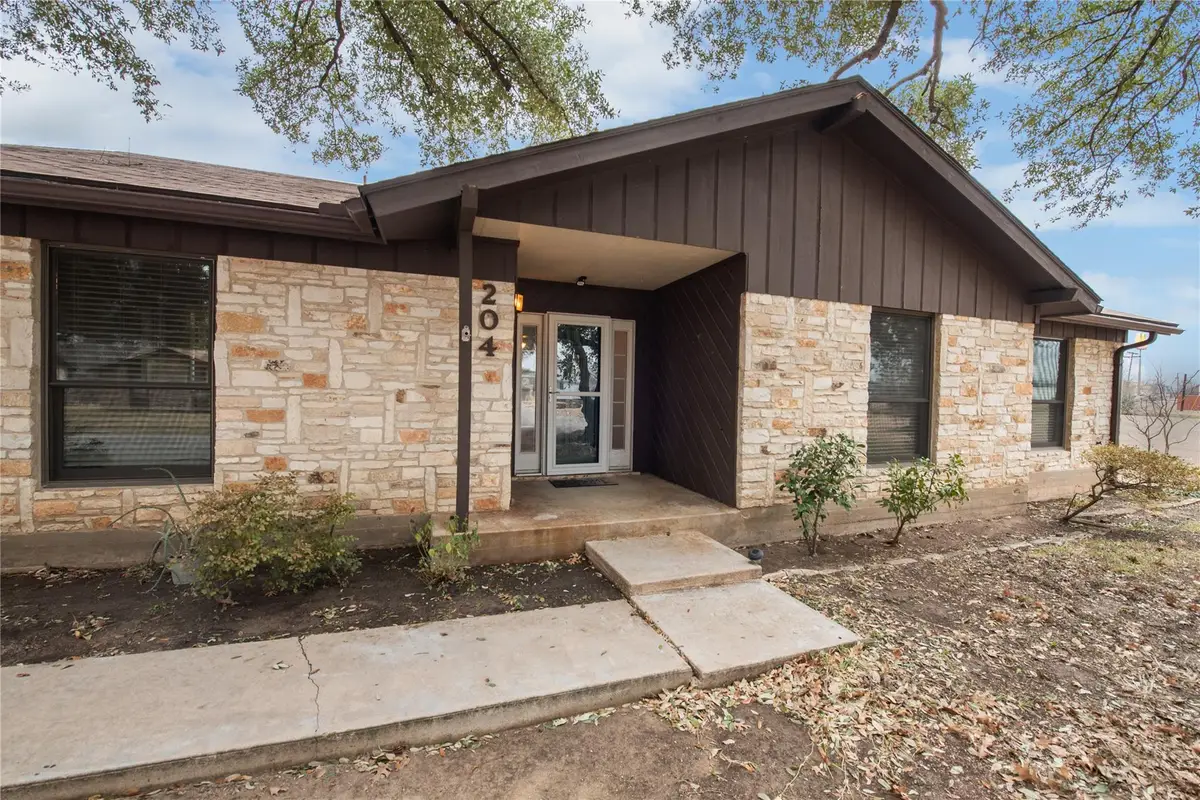 204 Drake Ln, Taylor, TX 76574 - #1