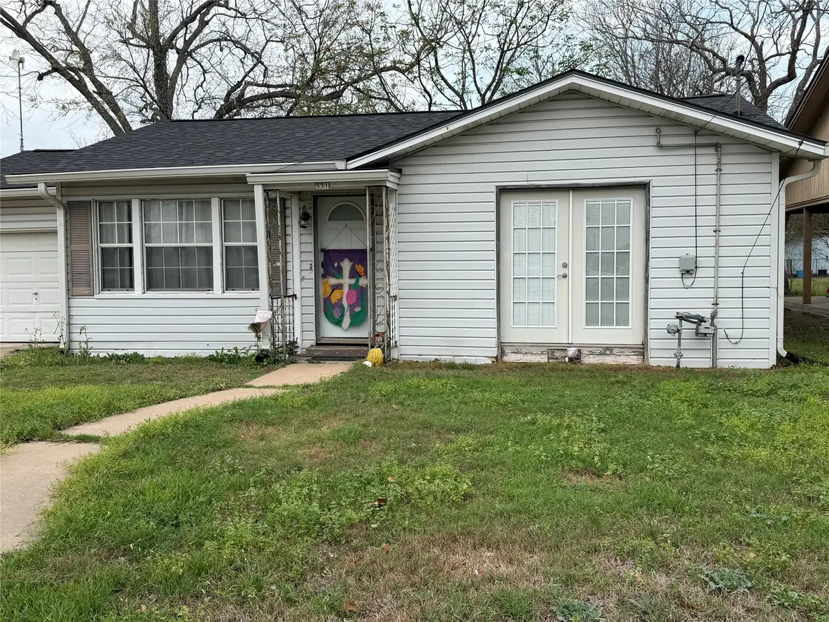 531 E Houston St, Giddings, TX 78942 - #1