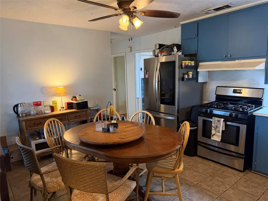 531 E Houston St, Giddings, TX 78942 - #2