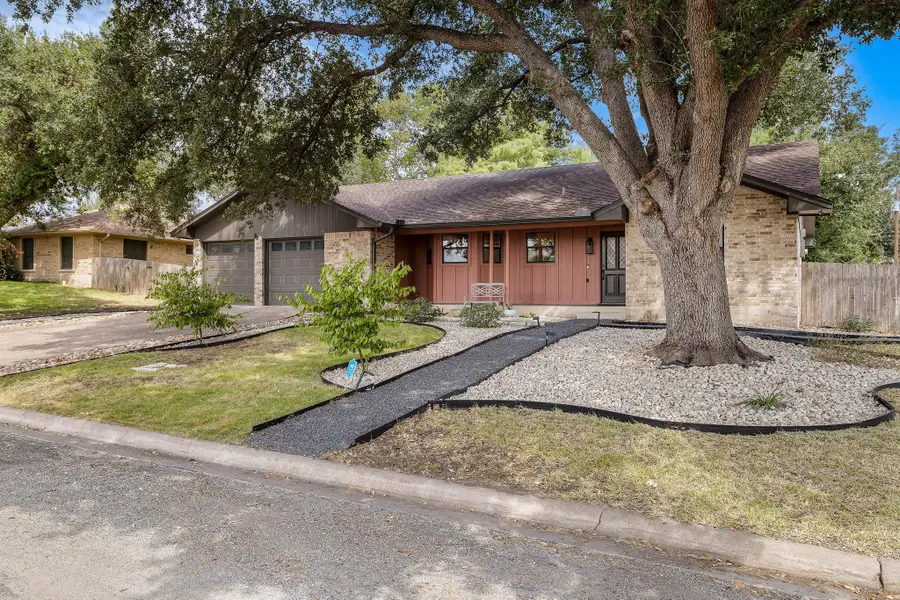 2202 Carolyn Dr, Taylor, TX 76574 - Image #2