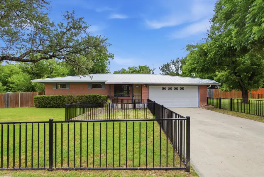 104 N Willis St, Lampasas, TX 76550 - #2