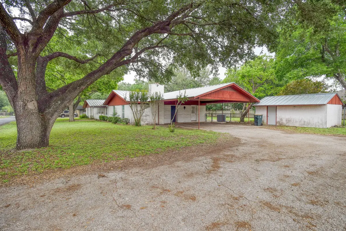 204 Maynard St, Bastrop, TX 78602 - #1