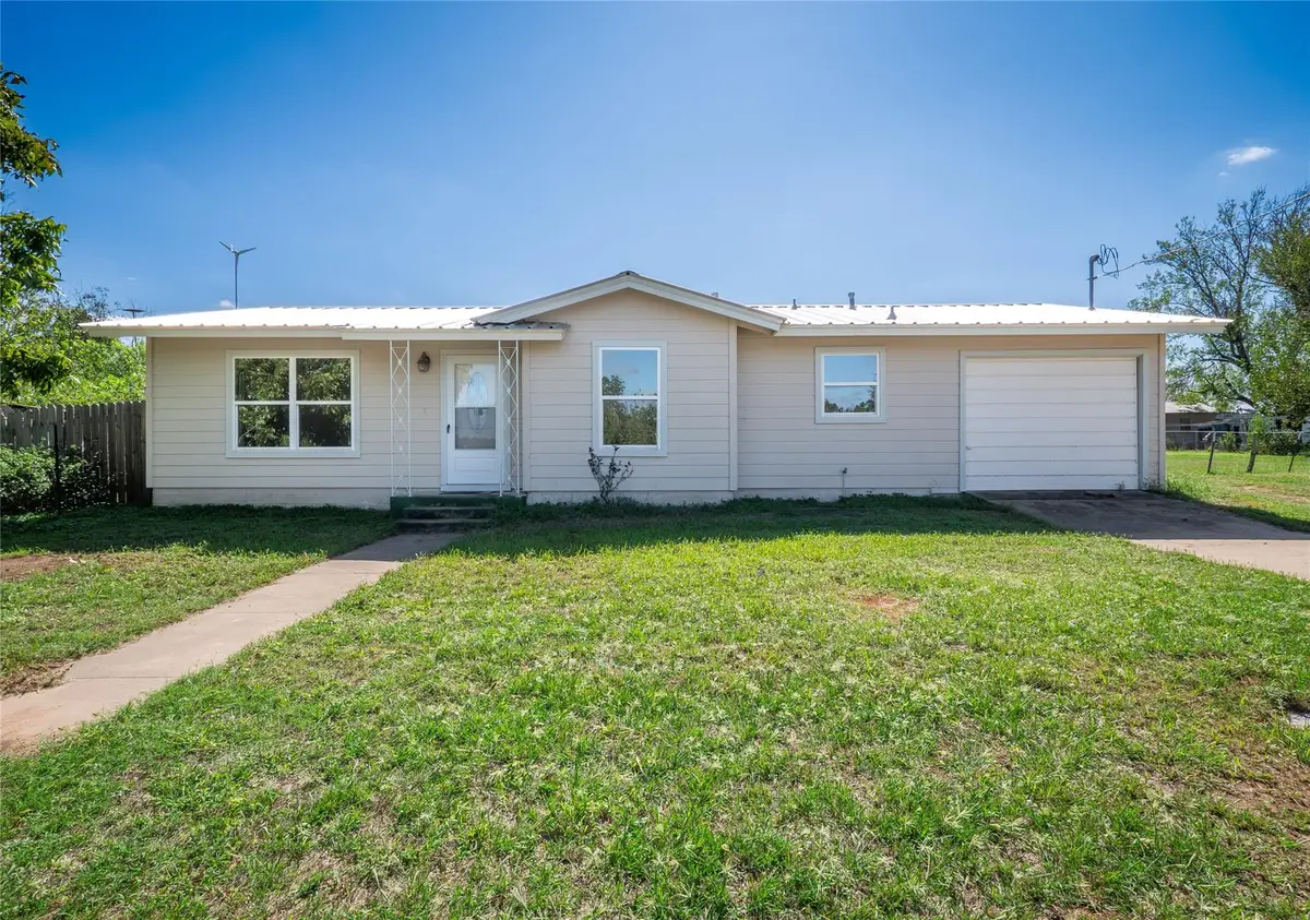 906 E Brown St, Llano, TX 78643 - #1