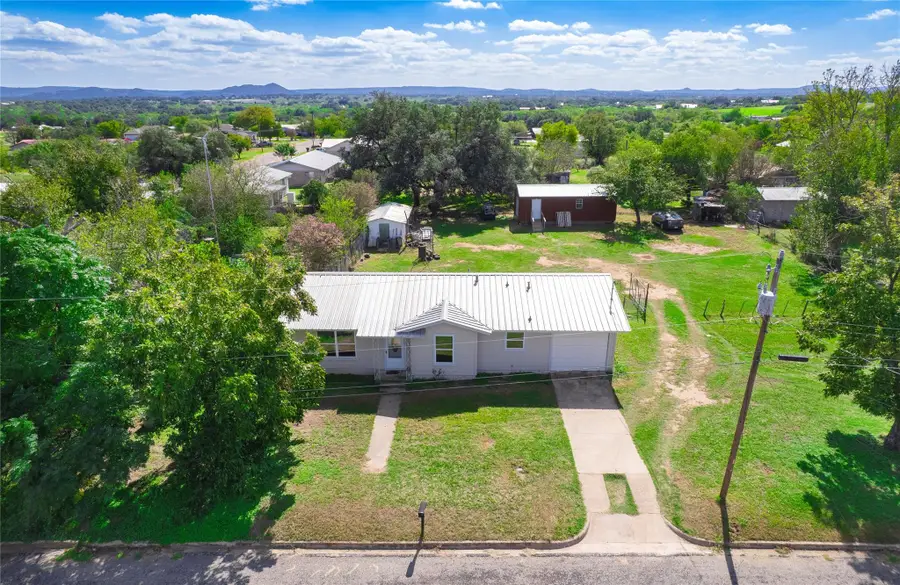 906 E Brown St, Llano, TX 78643 - #2
