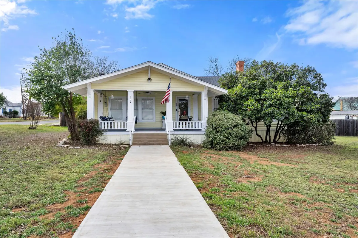 909 Flag St, Llano, TX 78643 - #1