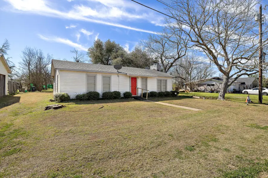 712 Vernon St, Rockdale, TX 76567 - Image #2