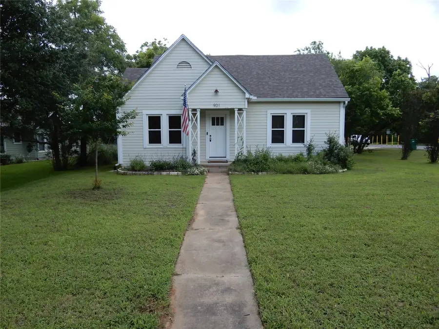 901 N Main St, Elgin, TX 78621 - #2