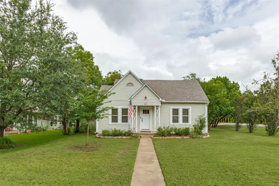 901 N Main St, Elgin, TX 78621 - #3