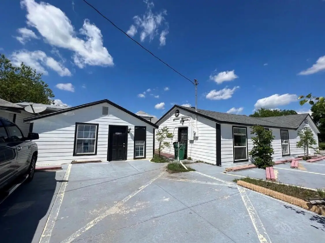 804 W 2nd St, Taylor, TX 76574 - #1
