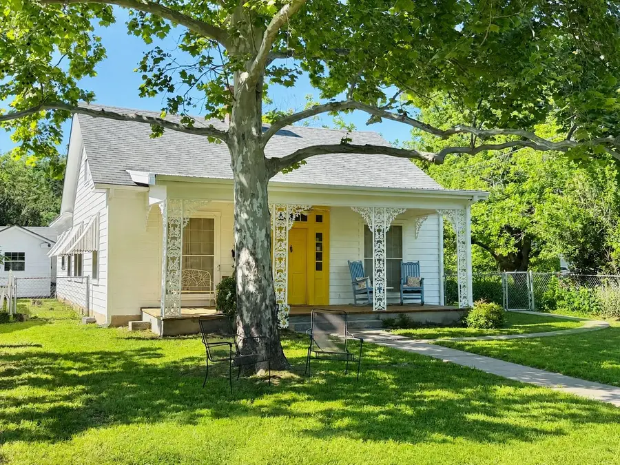706 W 11th St, Taylor, TX 76574 - #2