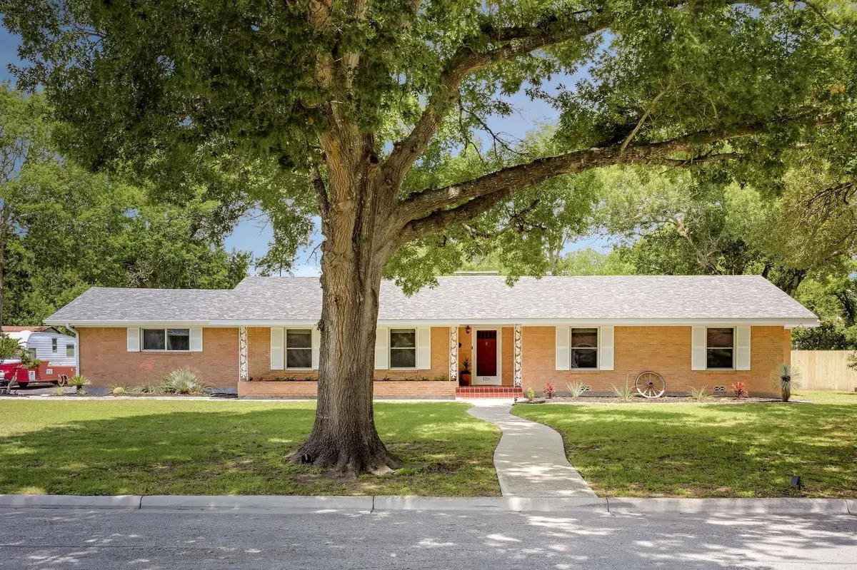 1215 W Live Oak St, Lockhart, TX 78644 - #1