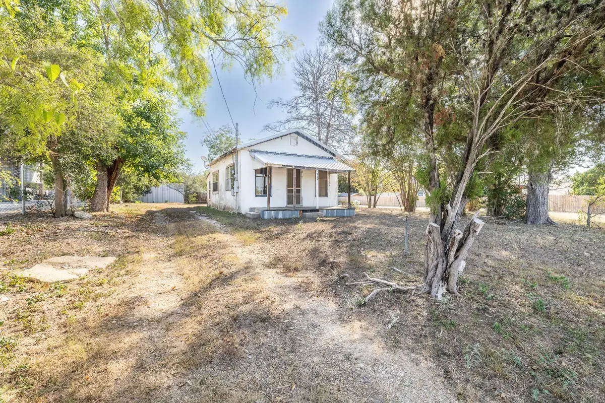 936 Water St, Gonzales, TX 78629 - #1