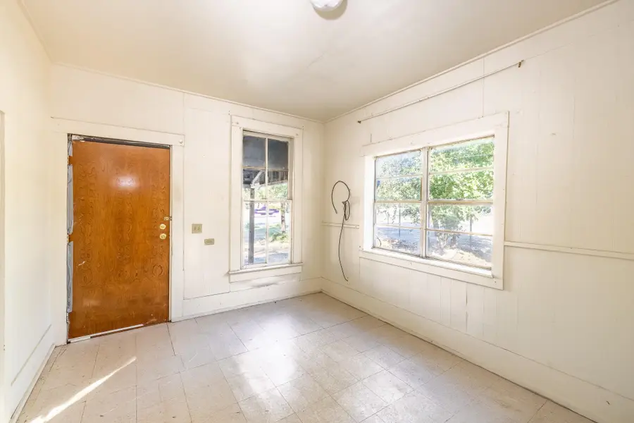 936 Water St, Gonzales, TX 78629 - #3