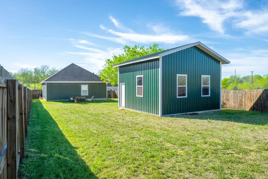 224 Spruce Ave, Luling, TX 78648 - #3