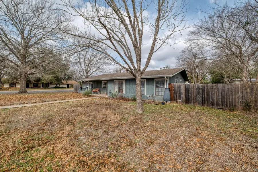 1233 Orange St, Lockhart, TX 78644 - #2