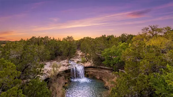 600 N Angel Light Dr, Spicewood, TX 78669