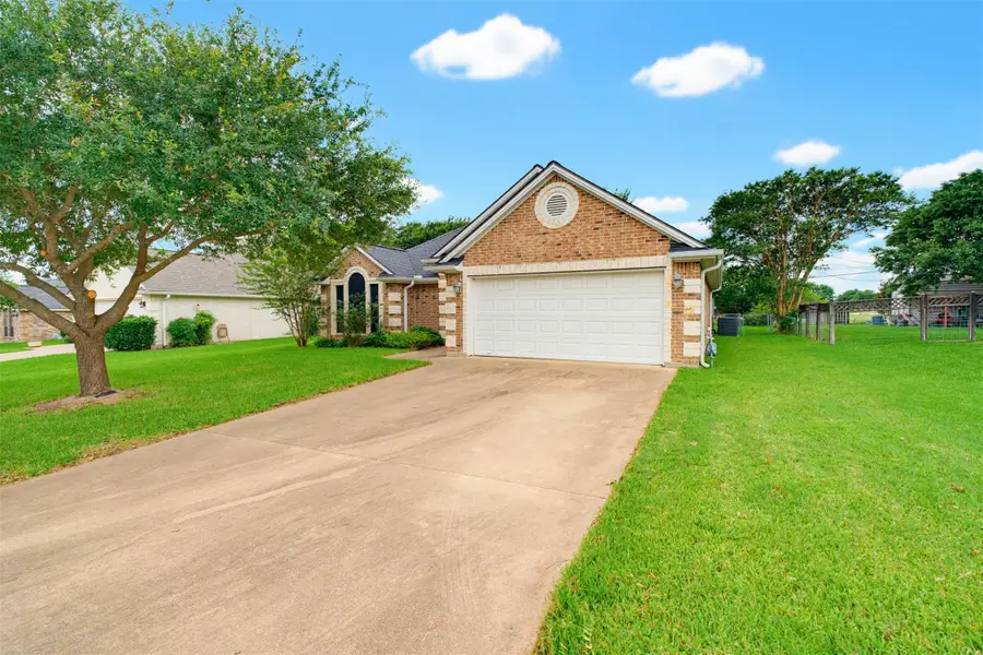 702 Woodson Dr, Caldwell, TX 77836 - #2