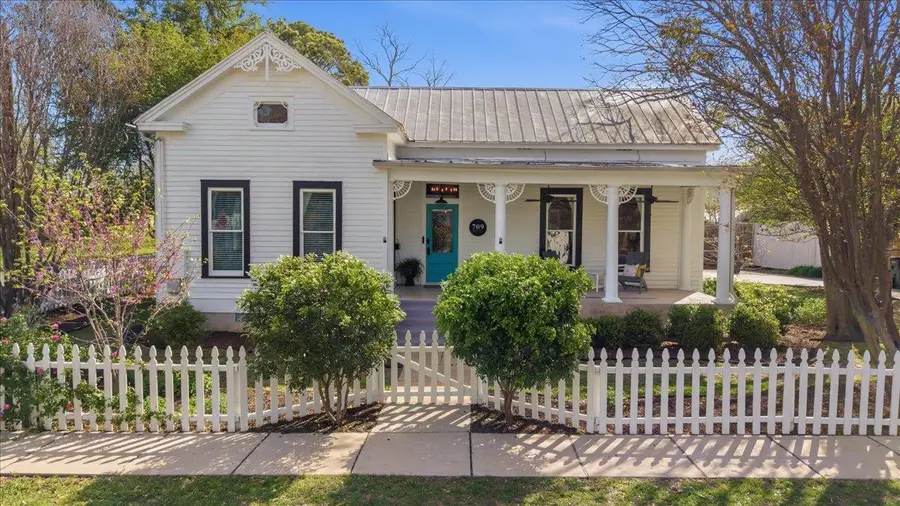 709 Hill St, Bastrop, TX 78602 - #2