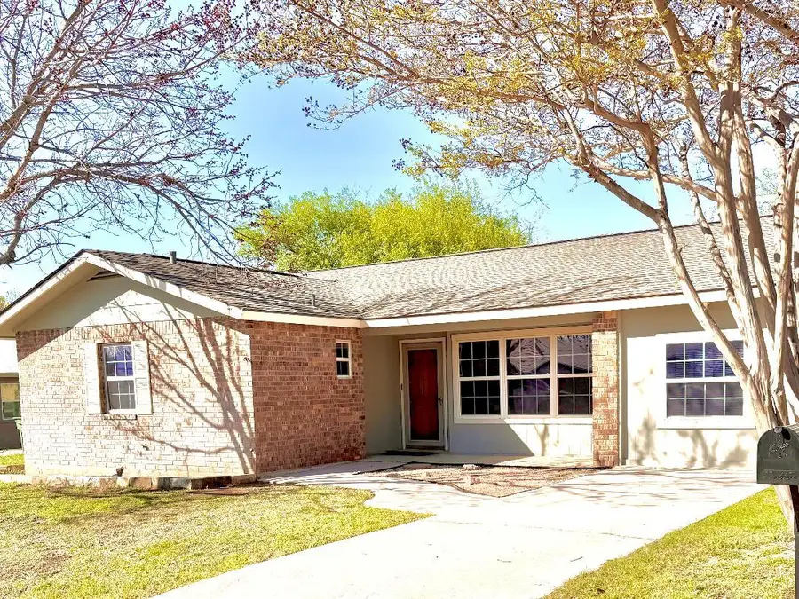 606 Mildred St, Burnet, TX 78611 - #2