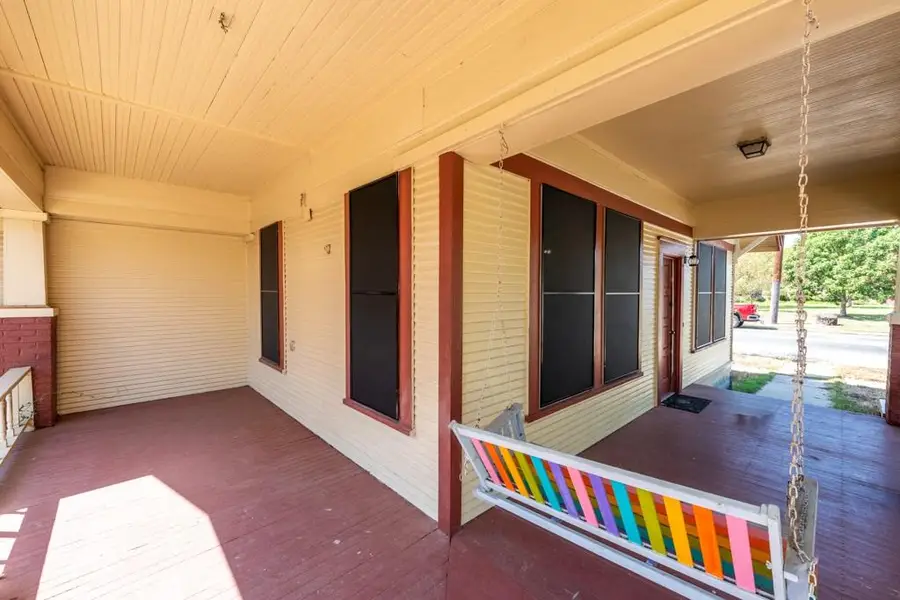 802 E Crockett St, Luling, TX 78648 - #3