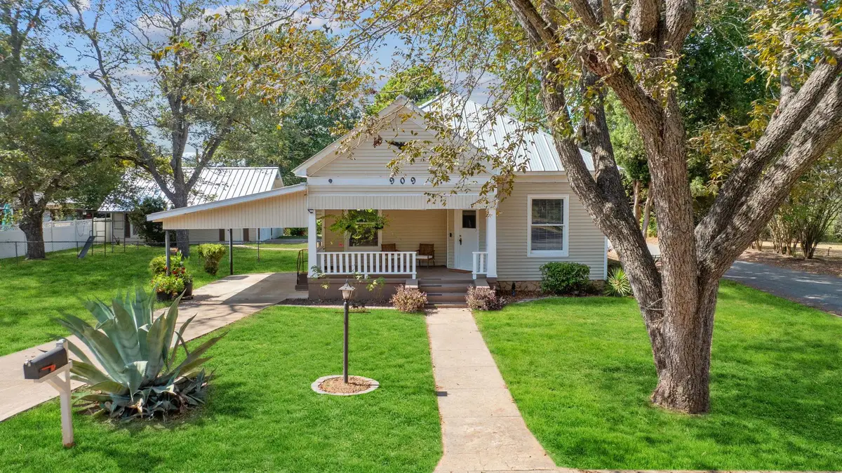 909 Hudgins St, Smithville, TX 78957 - #1