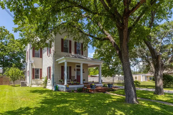 515 Wolf St, Schulenburg, TX 78956