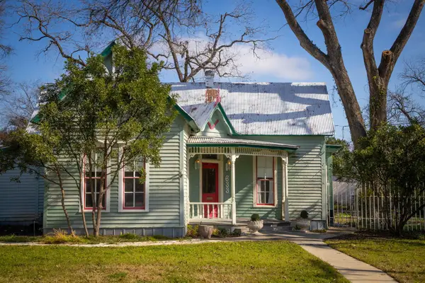 633 S Castell Ave, New Braunfels, TX 78130