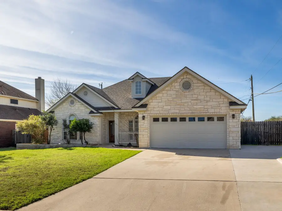 2209 Lark Ln, Taylor, TX 76574 - Image #2