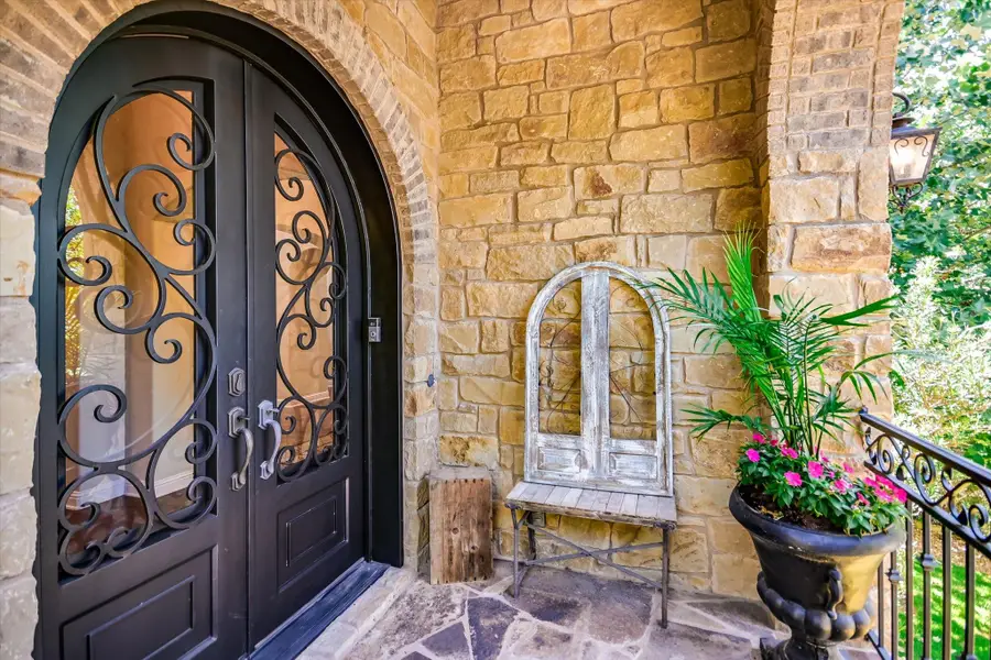 1402 Barclay Dr #E, Austin, TX 78746 - #2