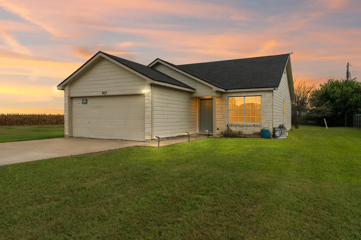 407 E Pietzsch St, Bartlett, TX 76511 - #1