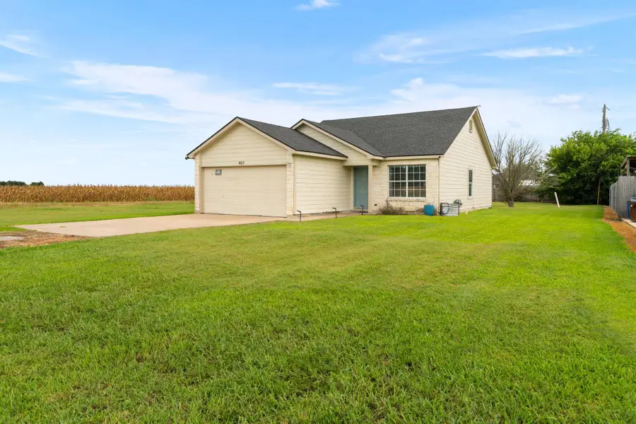 407 E Pietzsch St, Bartlett, TX 76511 - #3