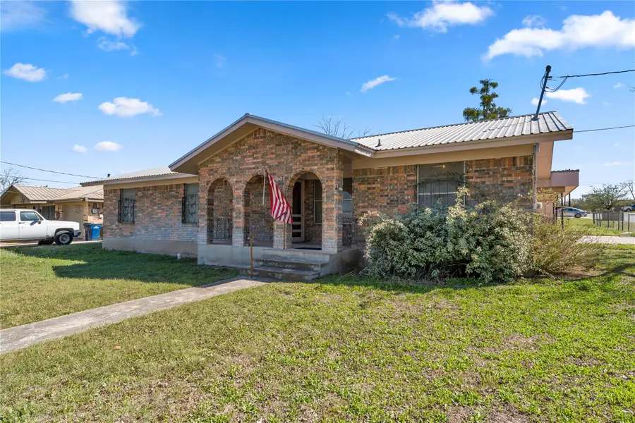 901 N Hill St, Burnet, TX 78611 - #2