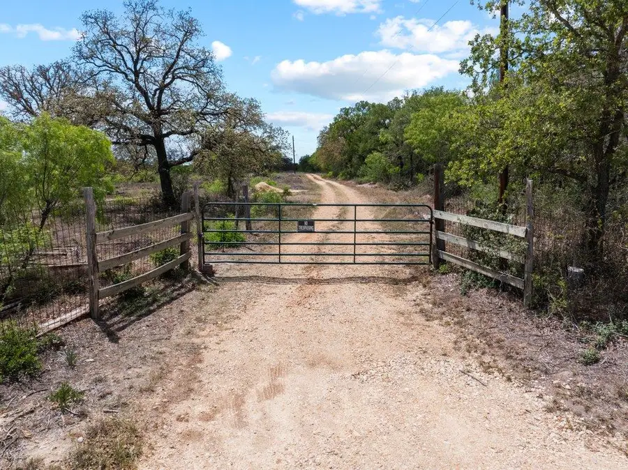2124 Bugtussle Ln, Luling, TX 78648 - #3