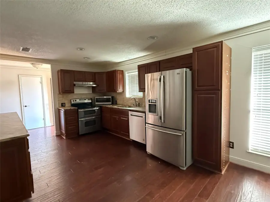 214 Meadowlakes Dr, Meadowlakes, TX 78654 - #2