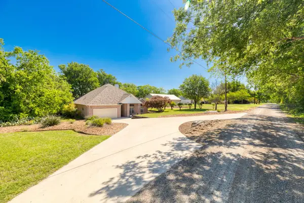 326 Red Bird Ln, Kingsbury, TX 78638