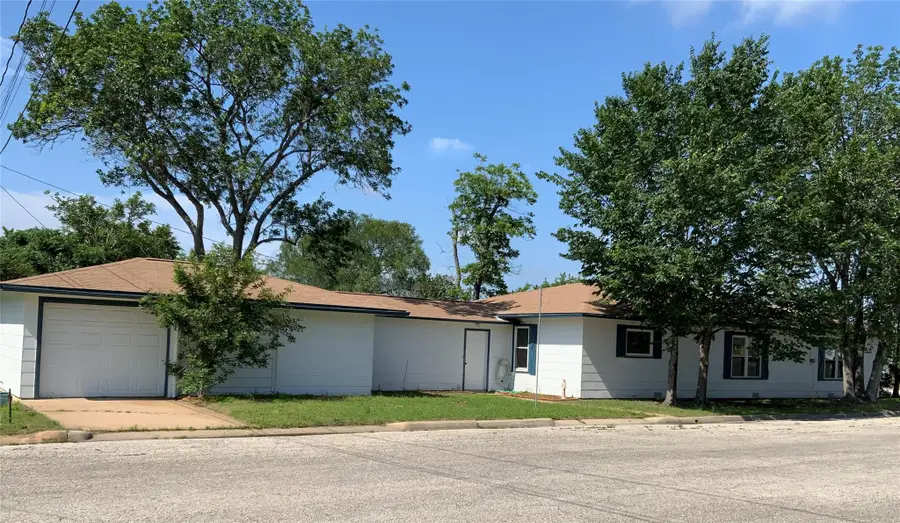408 S Grimes St, Giddings, TX 78942 - #2