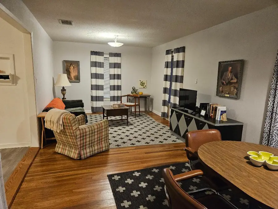 1130 N Main St, Elgin, TX 78621 - #3